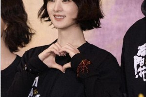 赵丽颖《向阳花》热映，短发造型减龄惊艳