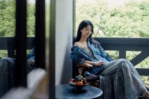 杨紫浅绿碎花裙造型惊艳，天鹅颈锁骨抢镜