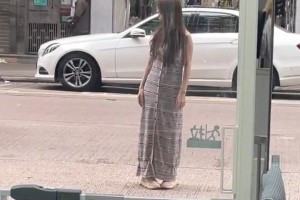 薛凯琪香港街头拍MV被拍成55身，时装灾难引热议