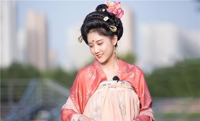 李艺彤唐装造型