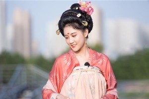 李艺彤唐装亮相《快乐哆唻咪》西安站，展现古都魅力