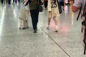 杨幂香港高铁站低调现身，疑似探望女儿小糯米