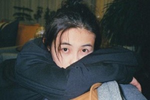 张子枫素颜美照惊艳全网，00后争相模仿穿搭