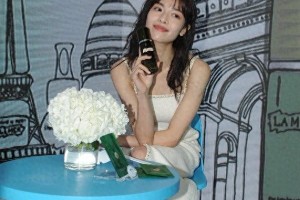钟楚曦上海品牌活动亮相 清新吊带裙展现女神气质
