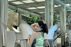 程潇泳池美照曝光，长腿吸睛如滑梯