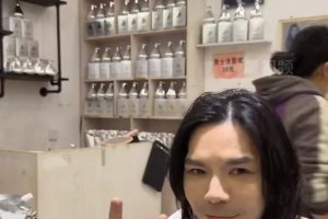 向佐怀化理发师晓华同框直播，新造型引热议