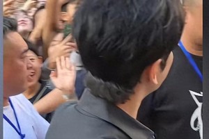黄晓明假发事件引热议：明星形象与真实自我
