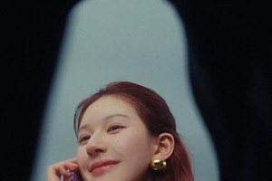 赵露思发布全英文单曲《LookYourself》 展现多元才华