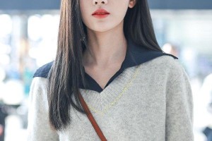 鞠婧祎机场穿搭清纯似初恋 四千年美女撩发杀心动