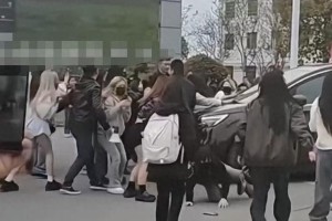 时代少年团江西行遭疯狂追车，病态追星引热议