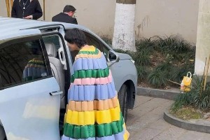 向佐杭州商演奇装异服引热议，鸡蛋饼造型成焦点